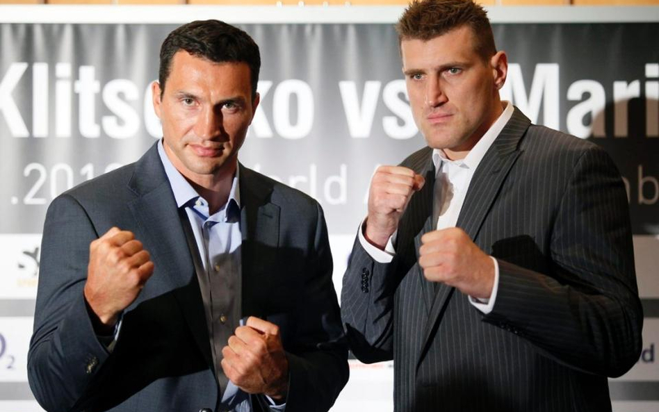 Władymir Kliczko (z lewej) i Mariusz Wach. Polak (wzrost - 202 cm) to jeden z niewielu bokserów, któ