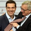 W plastikowych klapkach do prezydenta, do królowej pod krawatem