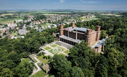 Goszczący w albumie przewodniku Pałac Marianny Orańskiej w Kamieńcu Ząbkowickim został oficjalnie uk