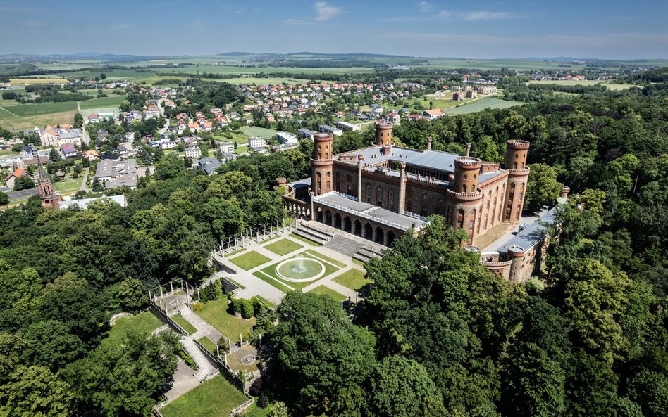 Goszczący w albumie przewodniku Pałac Marianny Orańskiej w Kamieńcu Ząbkowickim został oficjalnie uk