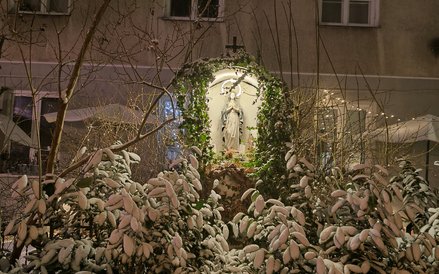 Matka Boska w jednym z podwórek przy Emilii Plater