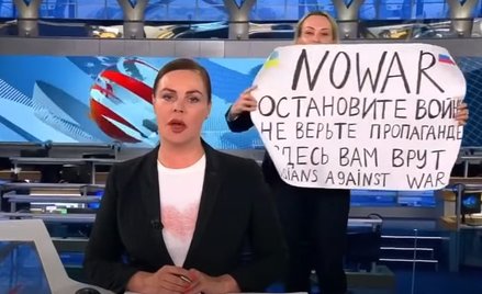 Rosja: Dziennikarka państwowej stacji protestowała na wizji przeciw wojnie