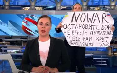 Rosja: Dziennikarka państwowej stacji protestowała na wizji przeciw wojnie