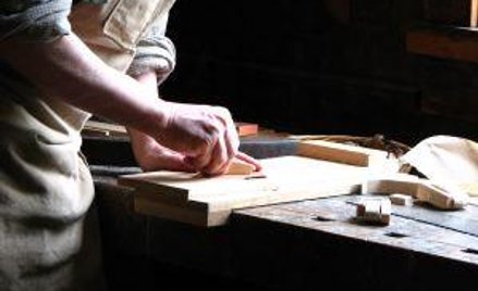 Pracujący emeryt mniej kosztuje