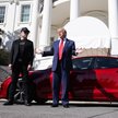 Elon Musk i Donald Trump z czerwoną Teslą Model S przed Białym Domem