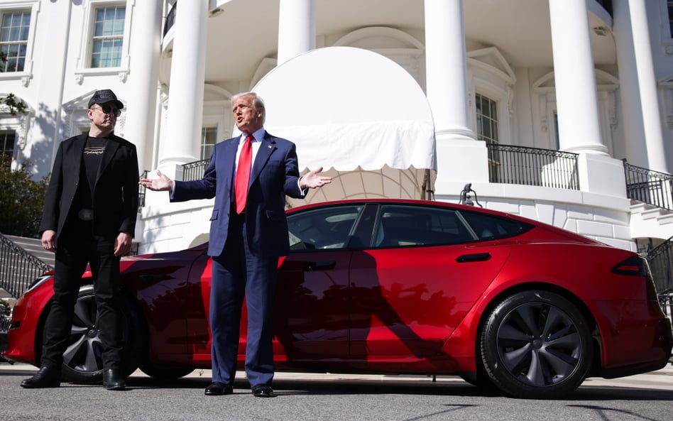 Elon Musk i Donald Trump z czerwoną Teslą Model S przed Białym Domem