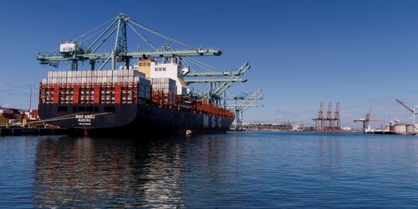 Deficyt handlowy USA gwałtownie spadł w sierpniu, co sprzyja PKB