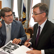 Aleksander Zwiagincew, zastępca prokuratora generalnego Rosji (z lewej) i Krzysztof Parulski, szef N