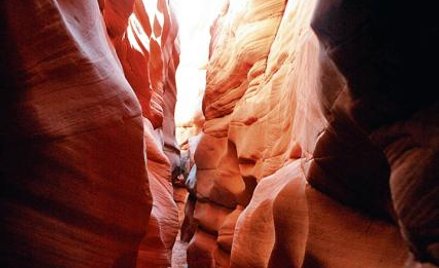 Masywne skały stają się dla Arona więzieniem