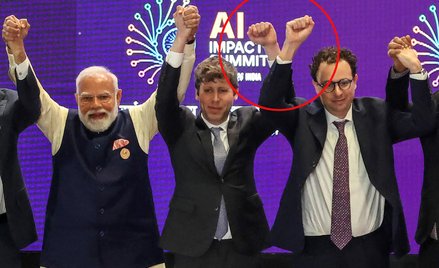 Wielki zgrzyt na AI Impact Summit w Indiach. Szefowie gigantów AI OpenAI Sam Altman i Antropic Dario