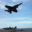 Samolot F-18 startuje z pokładu lotniskowa USS Theodore Roosevelt