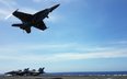 Samolot F-18 startuje z pokładu lotniskowa USS Theodore Roosevelt