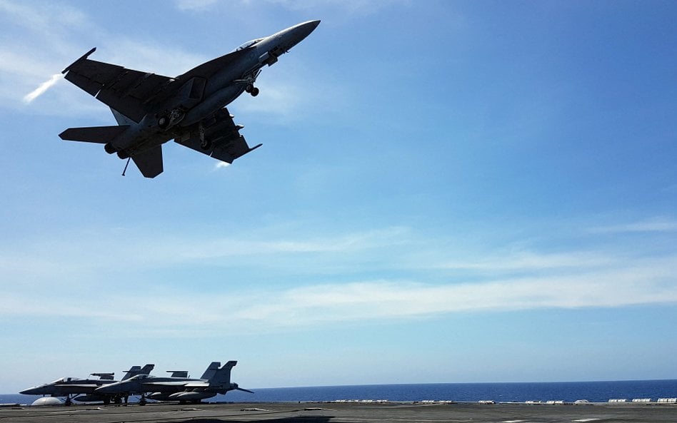 Samolot F-18 startuje z pokładu lotniskowa USS Theodore Roosevelt