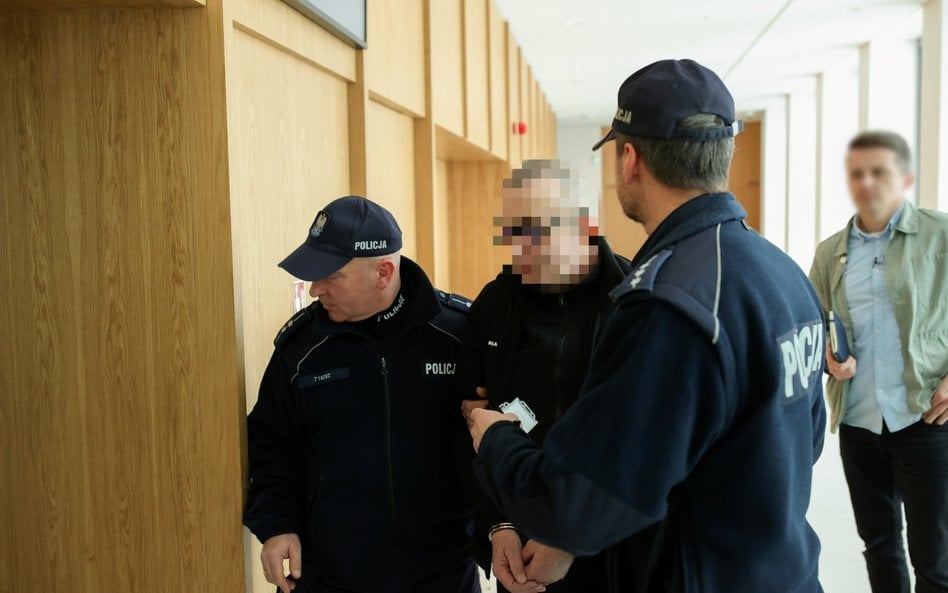 Ksiądz Jacek K. doprowadzony na rozprawę w Sądzie Rejonowym w Sosnowcu