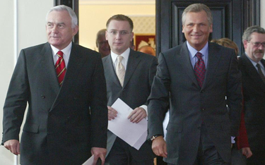 Październik 2002 r. Młoda twarz polskiej lewicy w otoczeniu starszych, doświadczonych kolegów. Micha