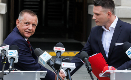 Prezes NIK teraz w uścisku z Konfederacją. Marian Banaś i Sławomir Mentzen na wspólnej konferencji p