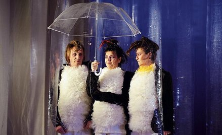 Trzy zaprzyjaźnione pingwiny chcą się dostać na Arkę. Ale ocalone z potopu mają być tylko dwa okazy 