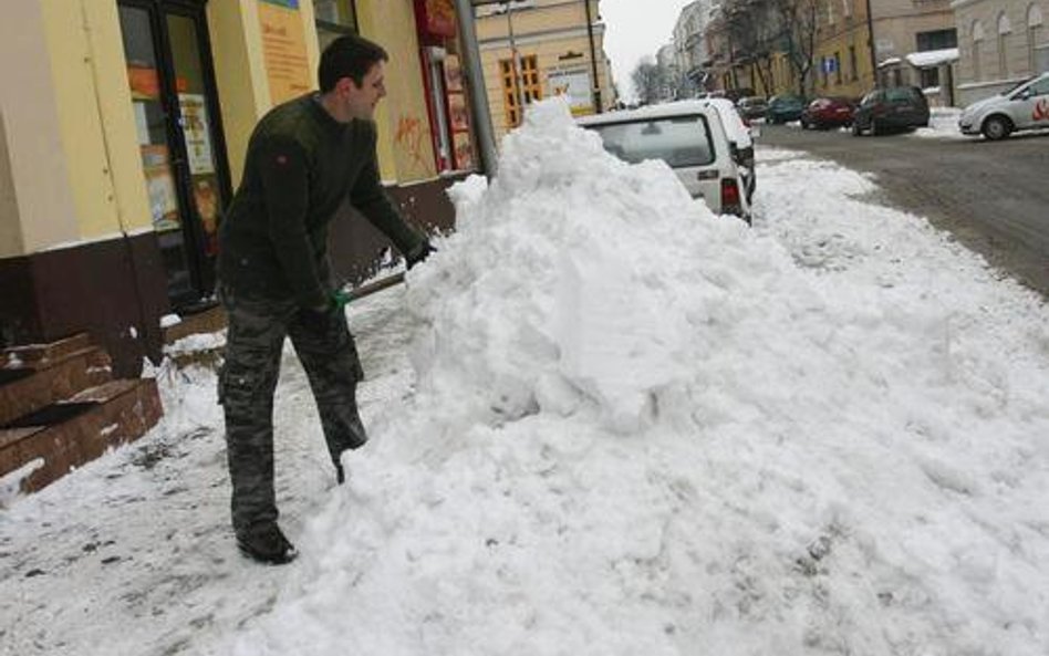 Właściciel odśnieża chodnik