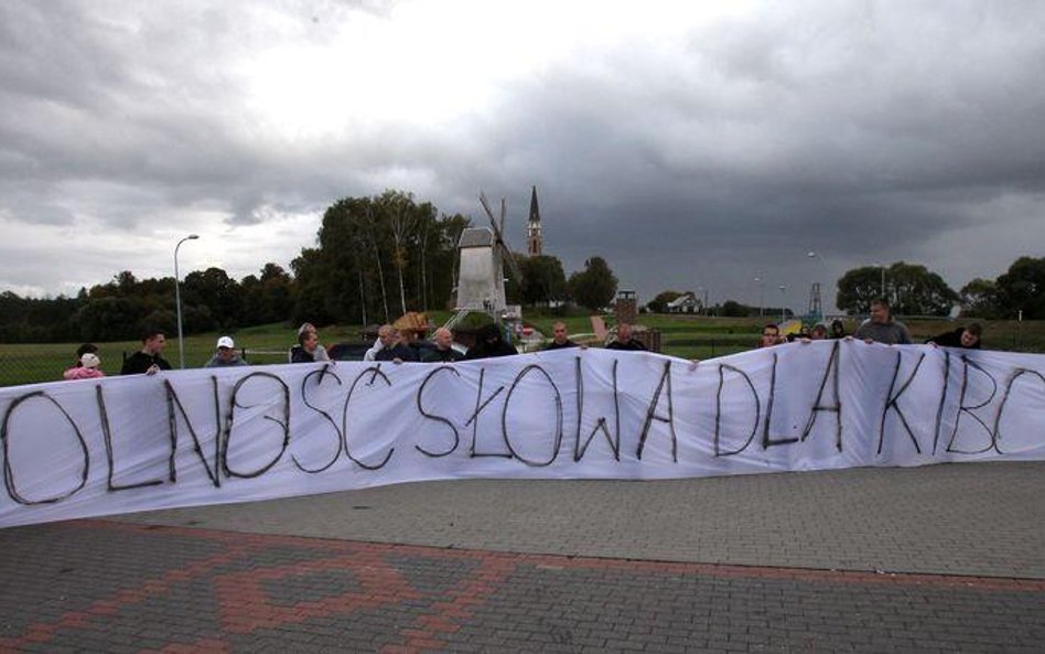 Protesty kibiców przeciw decyzjom o zamykaniu stadionów