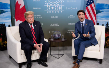 Prezydent Donald Trump premier Justin Trudeau podczas spotkania G7 w La Malbaiew Kanadzie