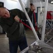 Krzysztof Cwynar podczas budowania konstrukcji dwupłatowca. Ten etap ma już za sobą