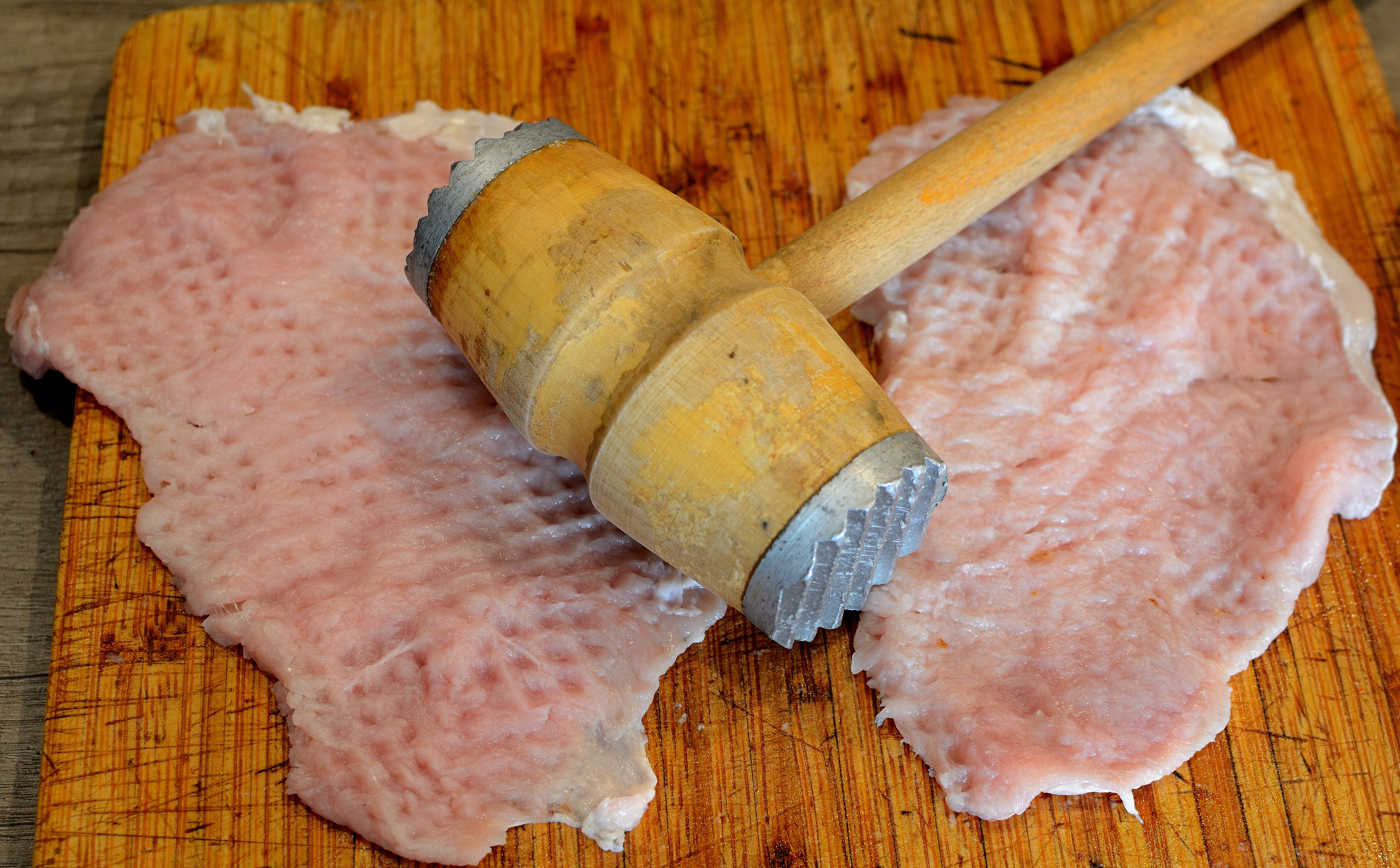 Tradycyjny polski kotlet schabowy coraz częściej duński