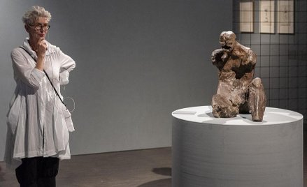 Rzeźby Aliny Szapocznikow zestawione w Katowicach z obrazami Andrzeja Wróblewskiego