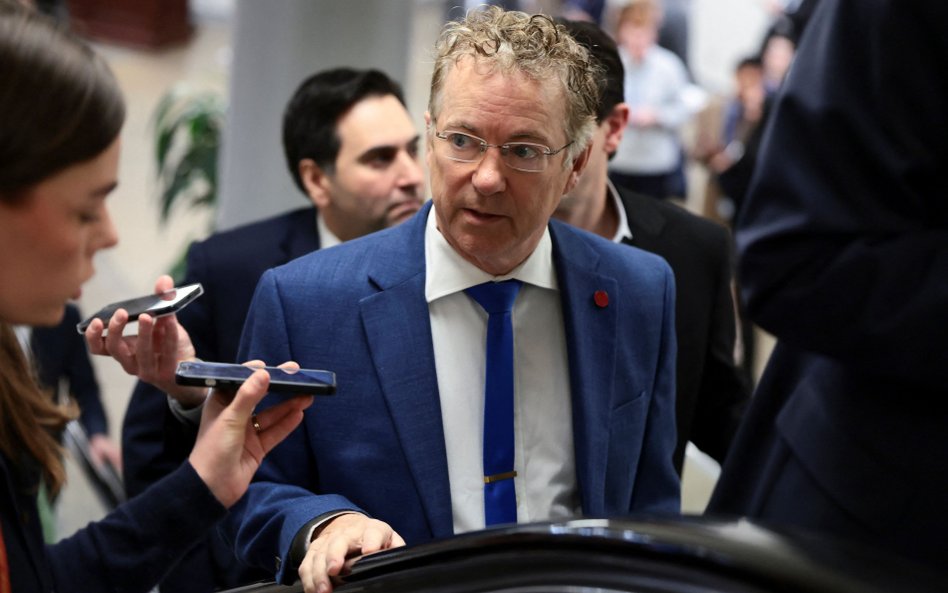 Senator USA Rand Paul rozmawia z dziennikarzami przed przybyciem na głosowanie nad rezolucją, która 