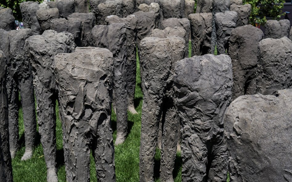 Magdalena Abakanowicz ściąga skórę z człowieka