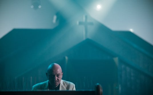 Juliusz Chrząstowski jako Diabeł w spektaklu Teatru TV "Prałat"