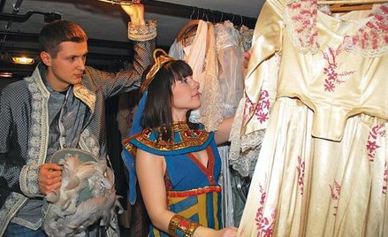 Wiele osób nie wyobraża sobie zabawy sylwestrowej bez oryginalnego przebrania