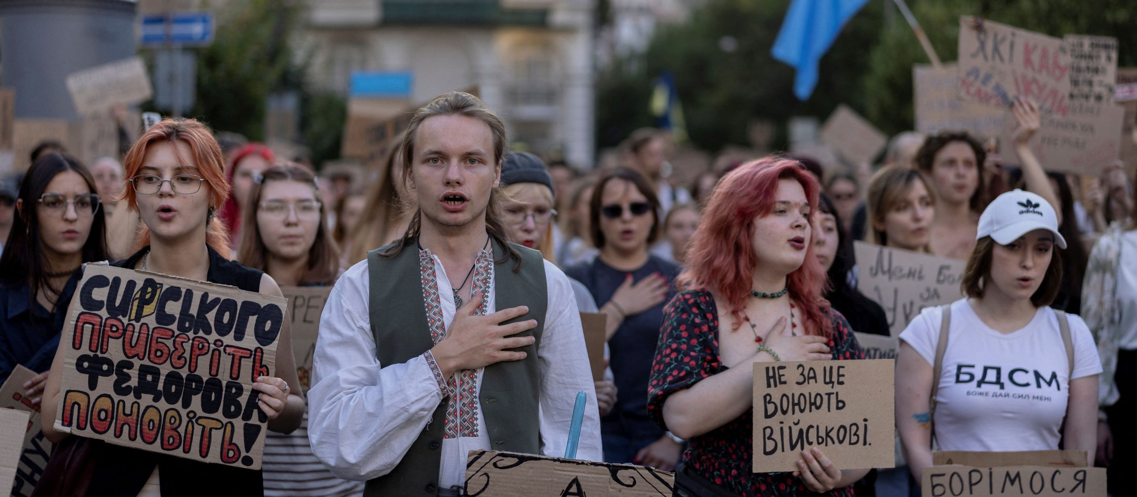 „Jeden z największych błędów Wołodymyra Zełenskiego”. Ulica protestuje, armia się dzieli
