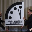 Rok 2019. Zegar Zagłady pokazuje, że do północy zostały dwie minuty. Dziś jest to 100 sekund