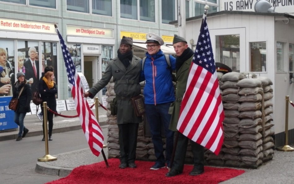 Każdy turysta chce mieć zdjęcie przy Checkpoint Charlie