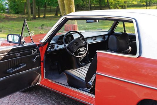 Cechą charakterystyczną coupé jest brak słupka B w drzwiach, a całej serii – konsola środkowa, którą