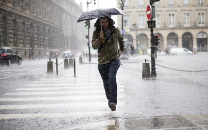 Na Paryż spadł rzęsisty deszcz i grad