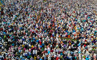 Dziesiątki tysięcy muzułmanów na wspólnej modlitwie