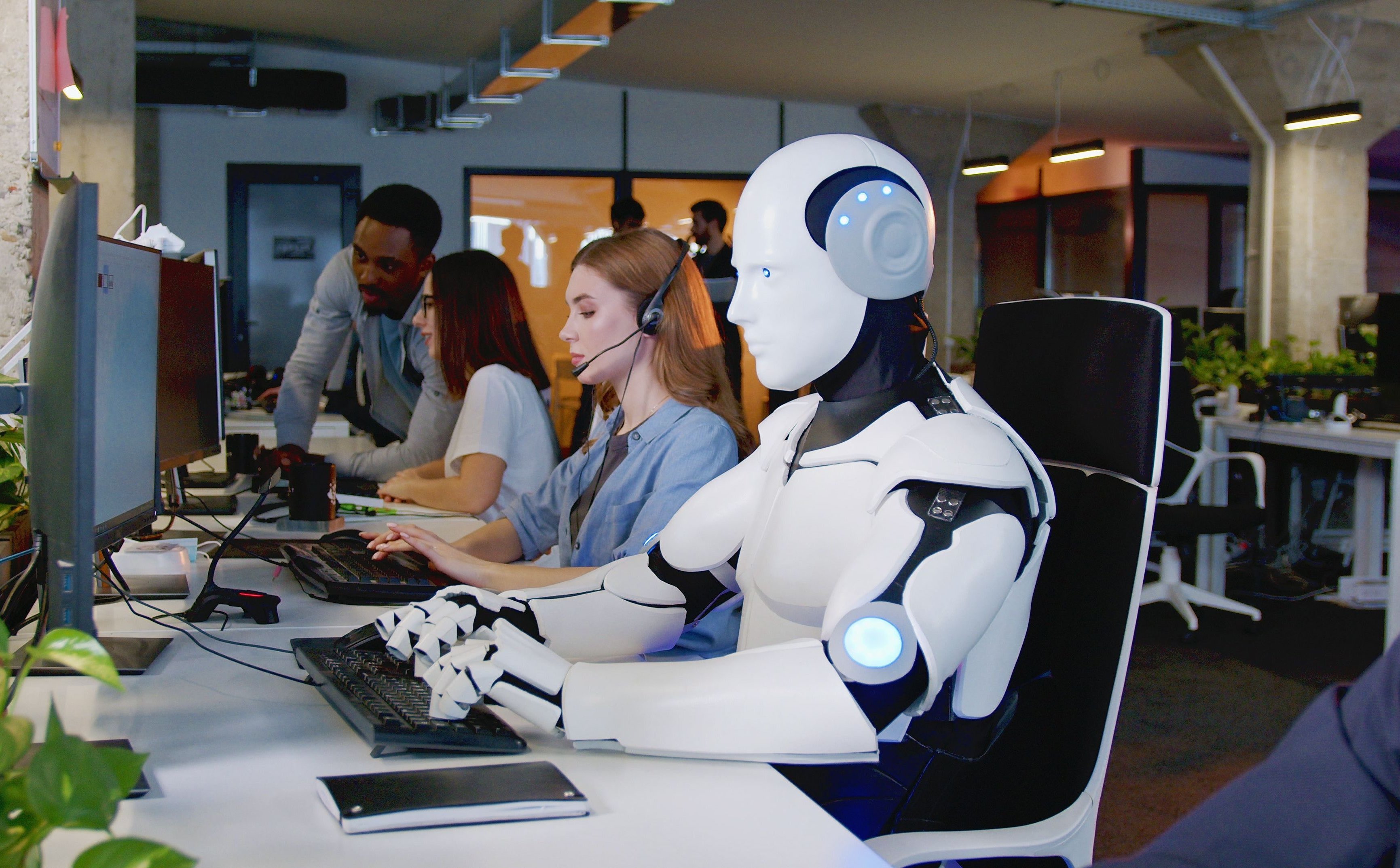 Sztuczna inteligencja zmieni rynek pracy. Potrzebna rządowa strategia