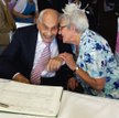 George Kirby (103 l.) w trakcie ceremonii ślubnej, łączącej go z Doreen Luckie (91 l.). Szczęść Boże