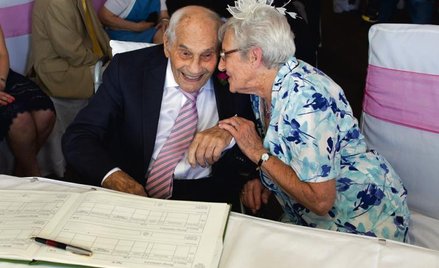 George Kirby (103 l.) w trakcie ceremonii ślubnej, łączącej go z Doreen Luckie (91 l.). Szczęść Boże