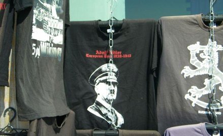 W pobliżu portu w estońskim Tallinie handlarze sprzedają t-shirty z podobizną Hitlera, żołnierzy Weh