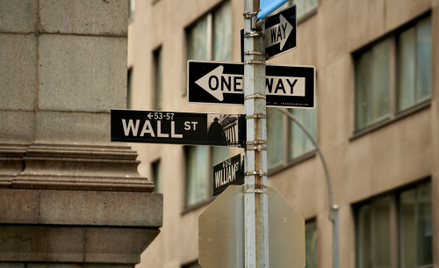 Na Wall Street nie ma litości. Sfrustrowani inwestorzy okrutnie rozprawiają się ze spółkami