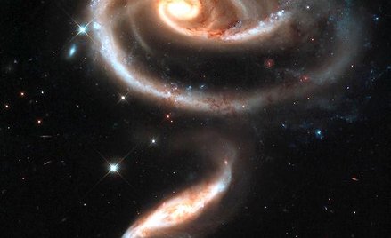Polak doprecyzuje wartość parametru Hubble’a wykonując dokładne pomiary odległości pobliskich galakt