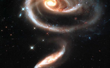 Polak doprecyzuje wartość parametru Hubble’a wykonując dokładne pomiary odległości pobliskich galakt