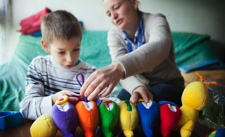 W leczeniu dzieci autystycznych dominuje obecnie terapia zajęciowa – taka jak ta, której poddawany j