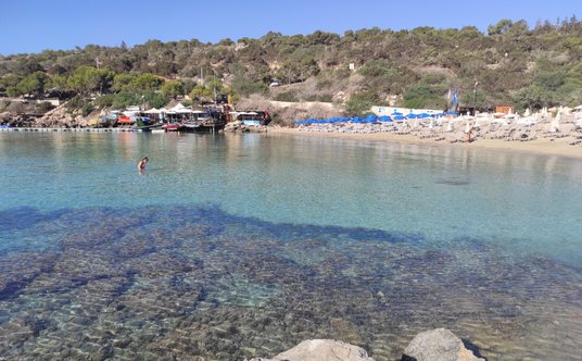Kameralna plaża Konnos w Protaras