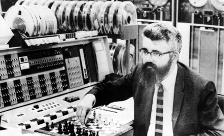Prof. John McCarthy ustawia szachownicę obok komputera IBM 7090 w ramach przygotowań do międzynarodo