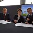Podpisanie umowy na budowę centrum radioterapii (od lewej): prezes szpitala Jerzy Ostrouch, marszałe
