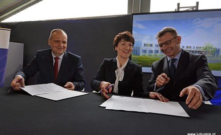 Podpisanie umowy na budowę centrum radioterapii (od lewej): prezes szpitala Jerzy Ostrouch, marszałe