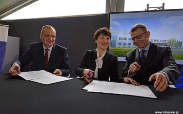 Podpisanie umowy na budowę centrum radioterapii (od lewej): prezes szpitala Jerzy Ostrouch, marszałe